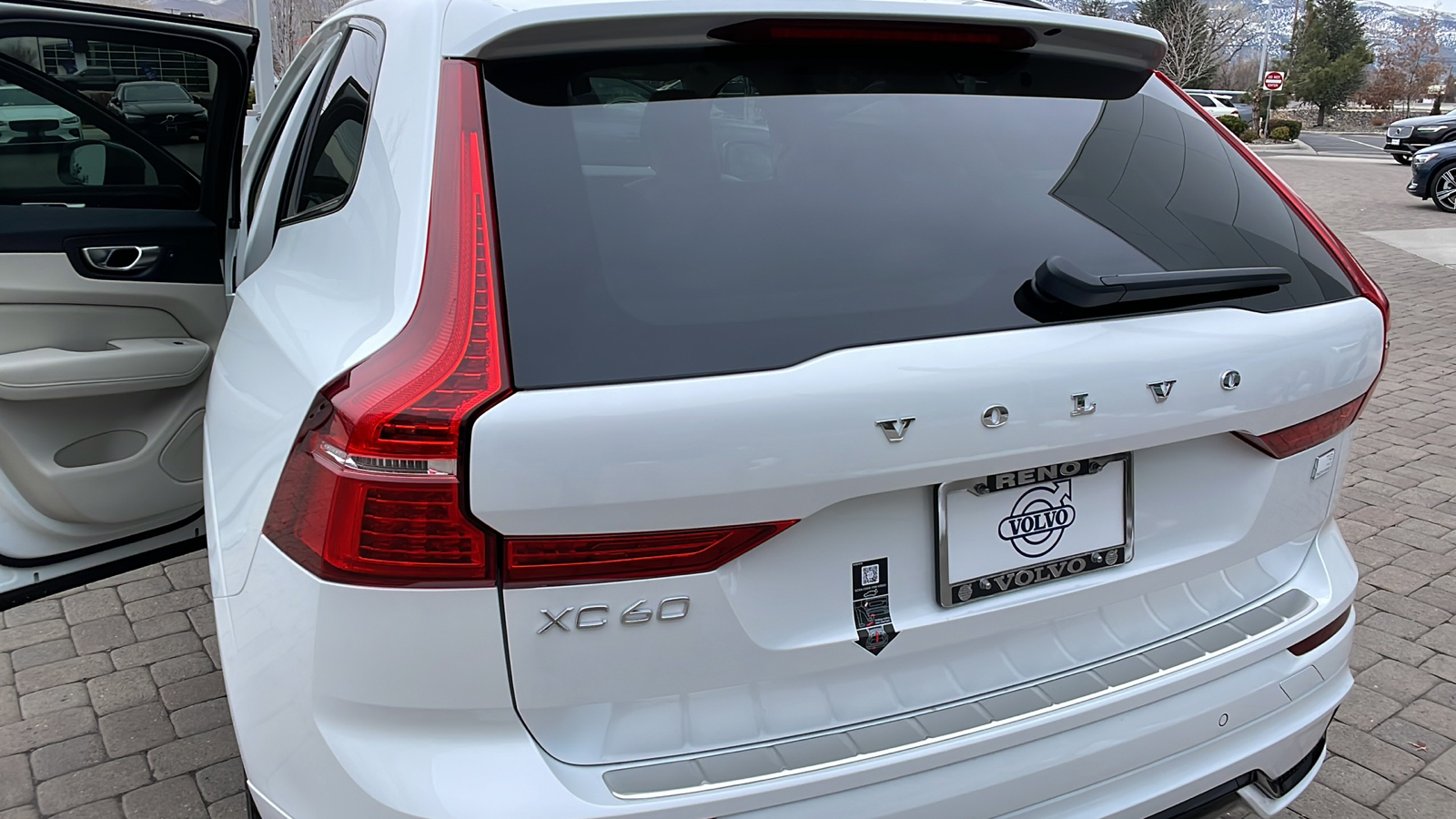 2024 Volvo XC60 Recharge Plug-In Hybrid Plus Dark Theme 12