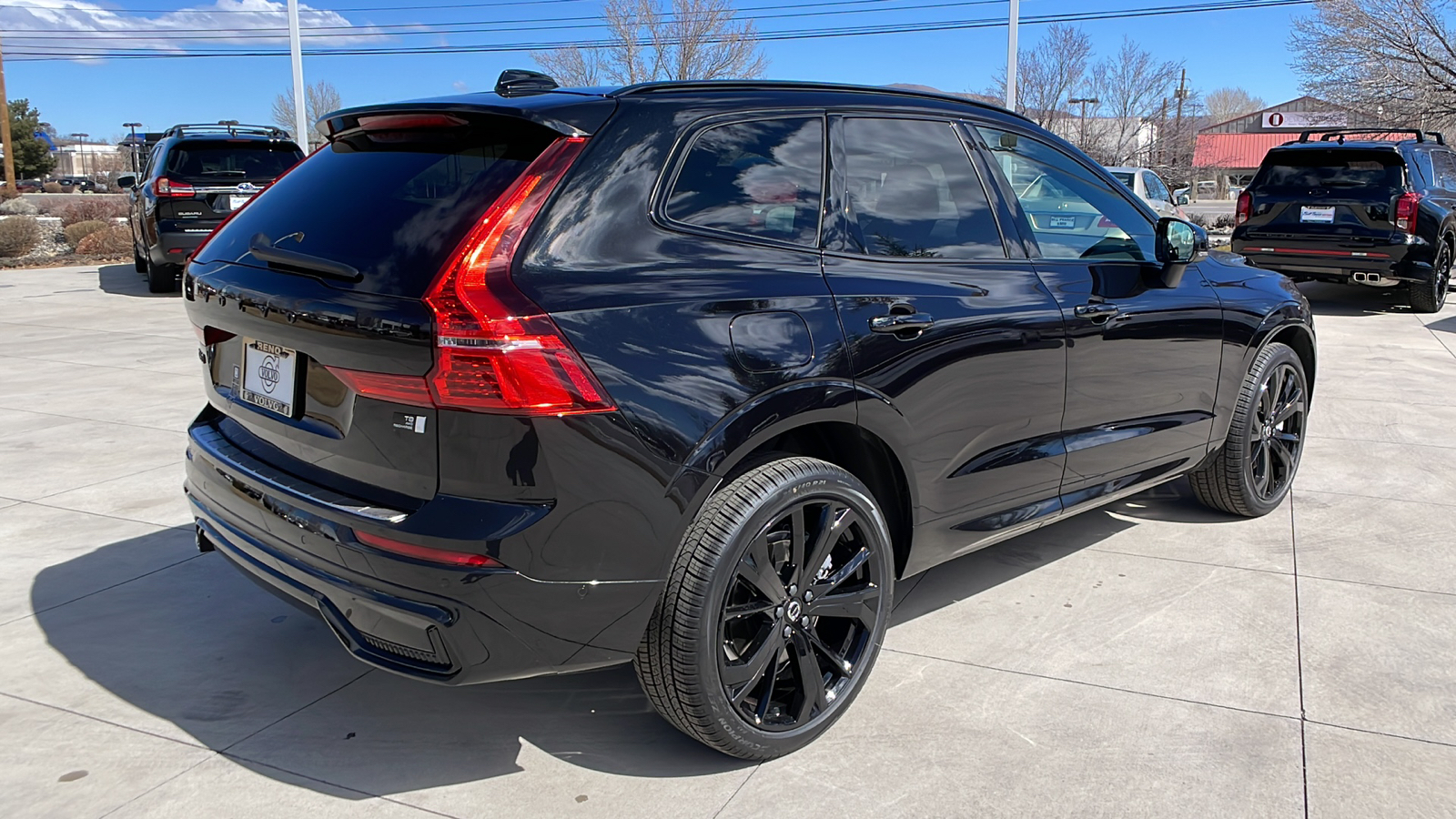 2024 Volvo XC60 Recharge Plug-In Hybrid Ultimate Black Edition 4