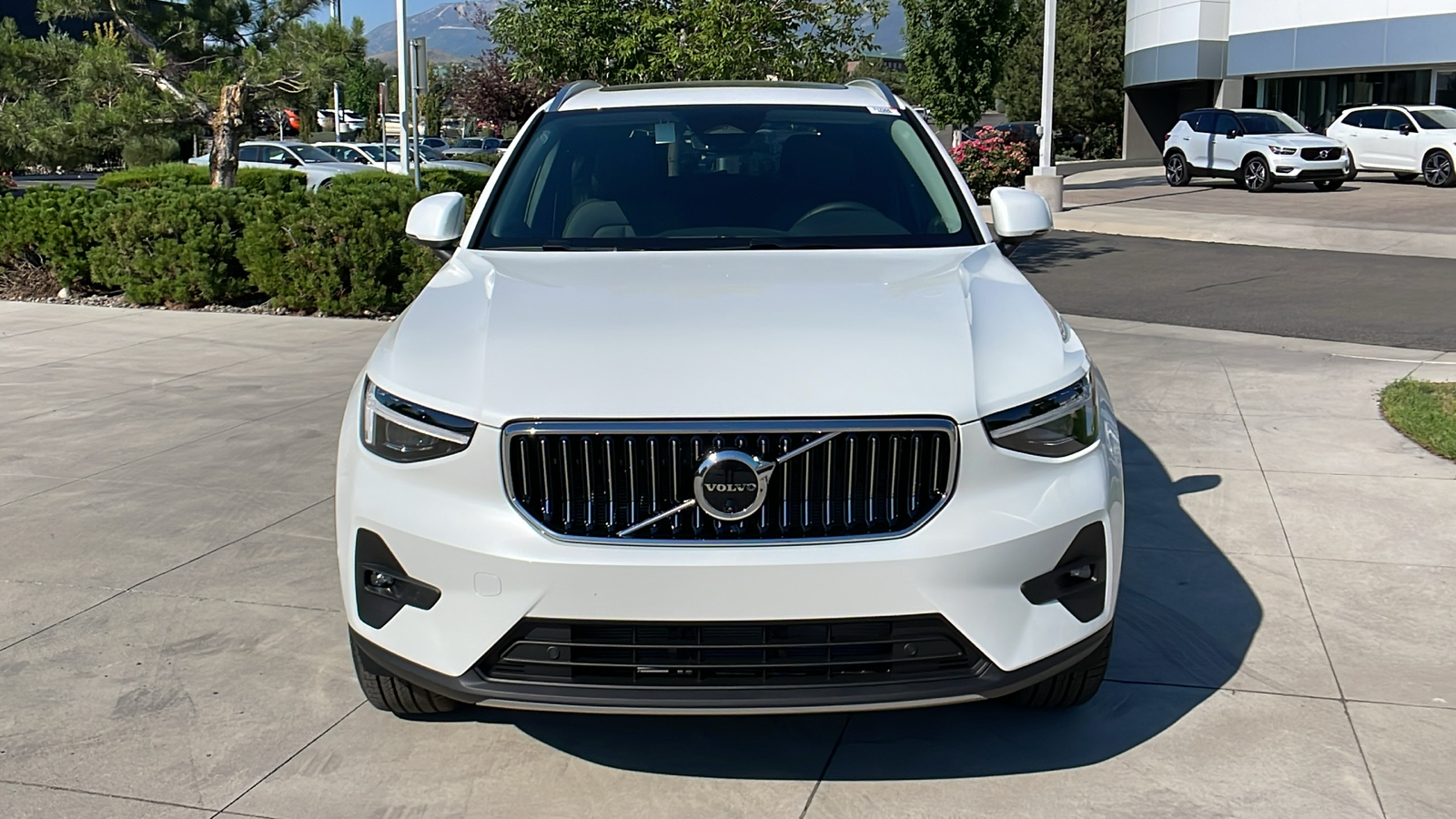 2025 Volvo XC40 Plus Bright Theme 9