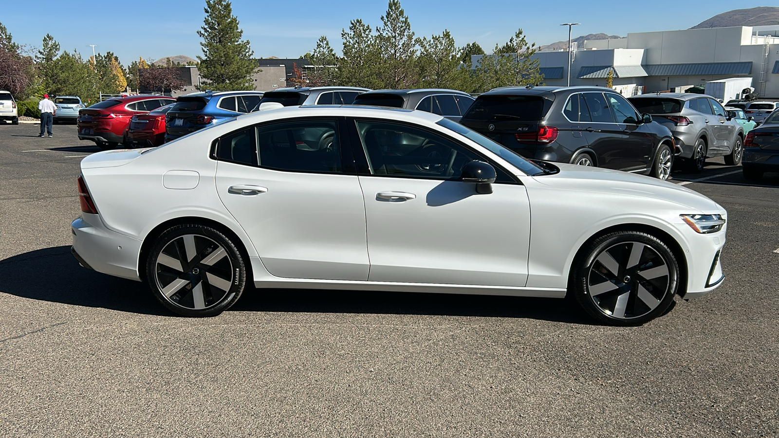 2025 Volvo S60 Plug-In Hybrid Plus 8