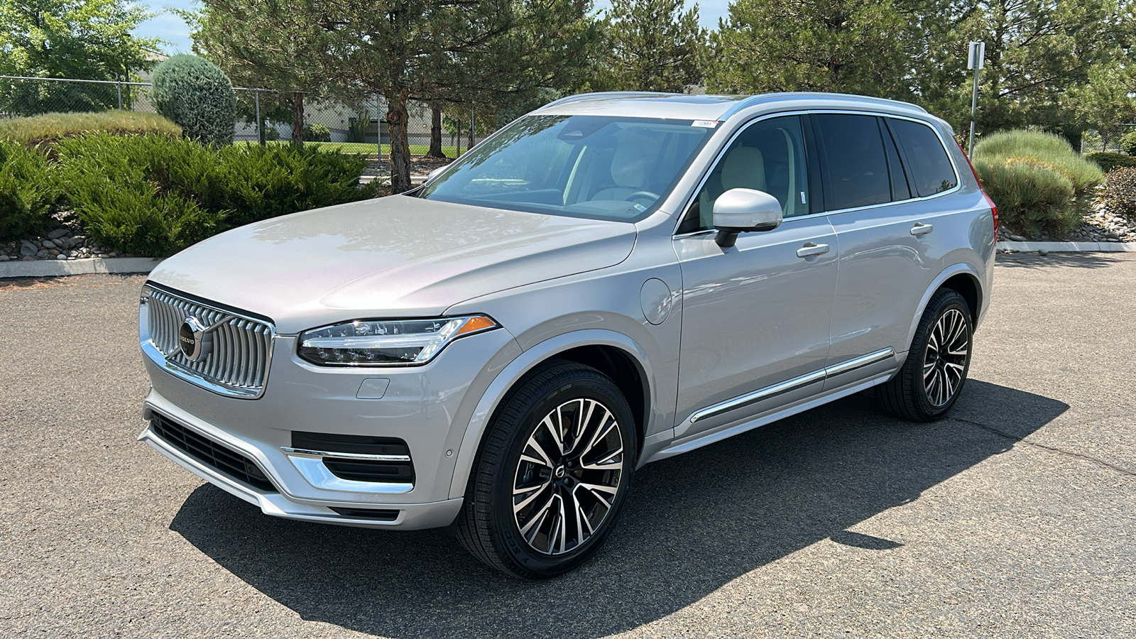 2025 Volvo XC90 Plug-In Hybrid Plus 2