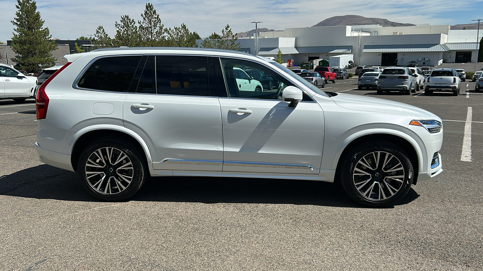 2025 Volvo XC90 Plug-In Hybrid Core 8