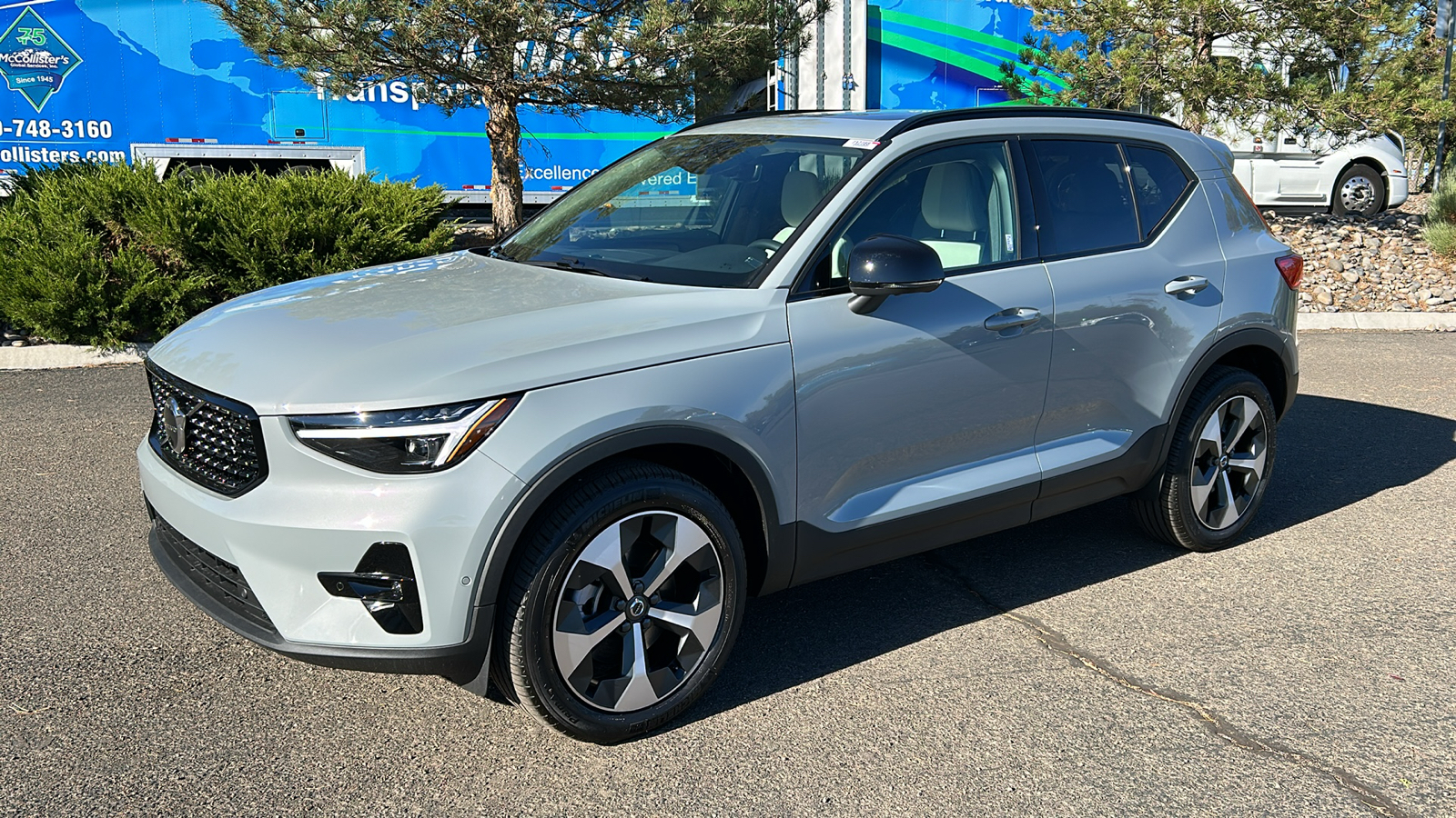 2025 Volvo XC40 Plus Dark Theme 2