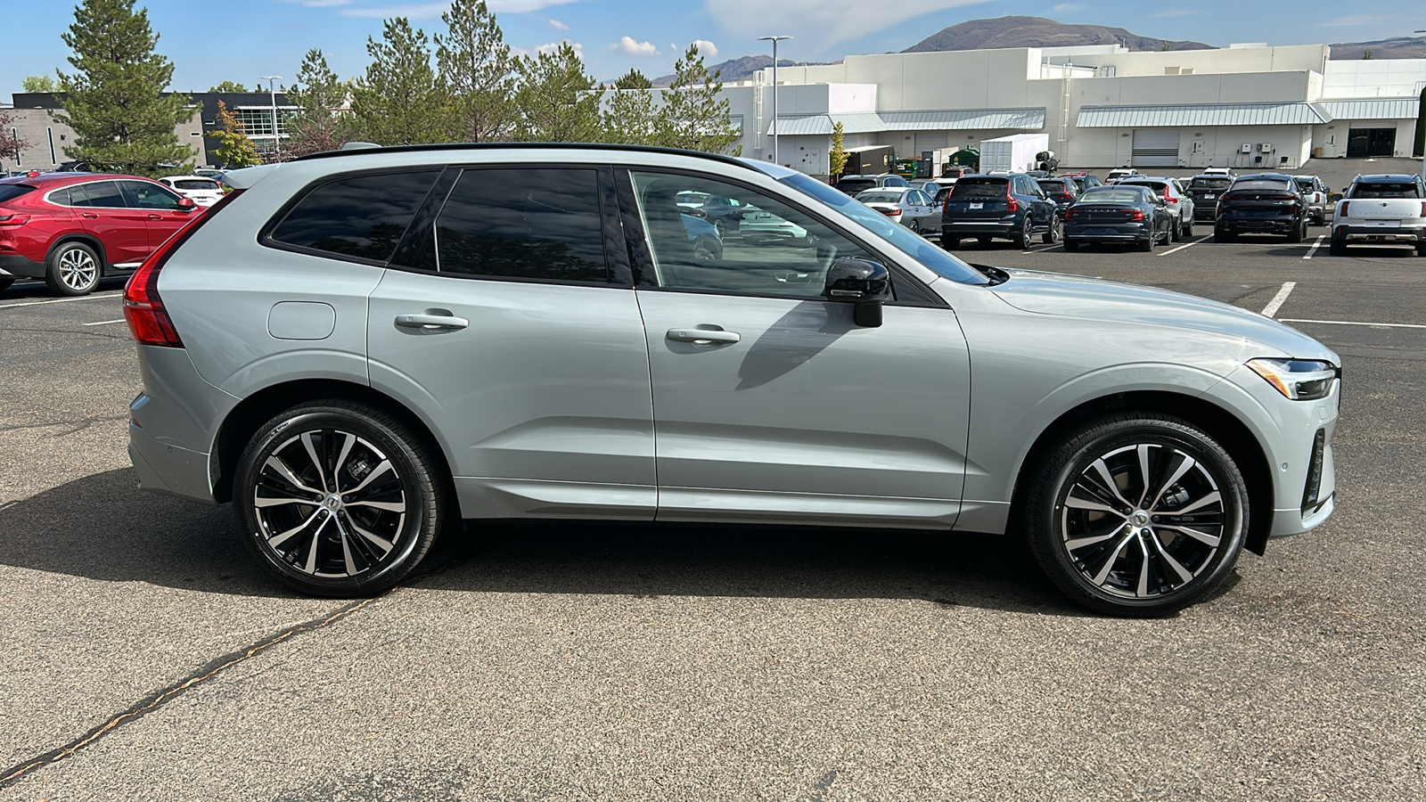 2025 Volvo XC60 Plus 8