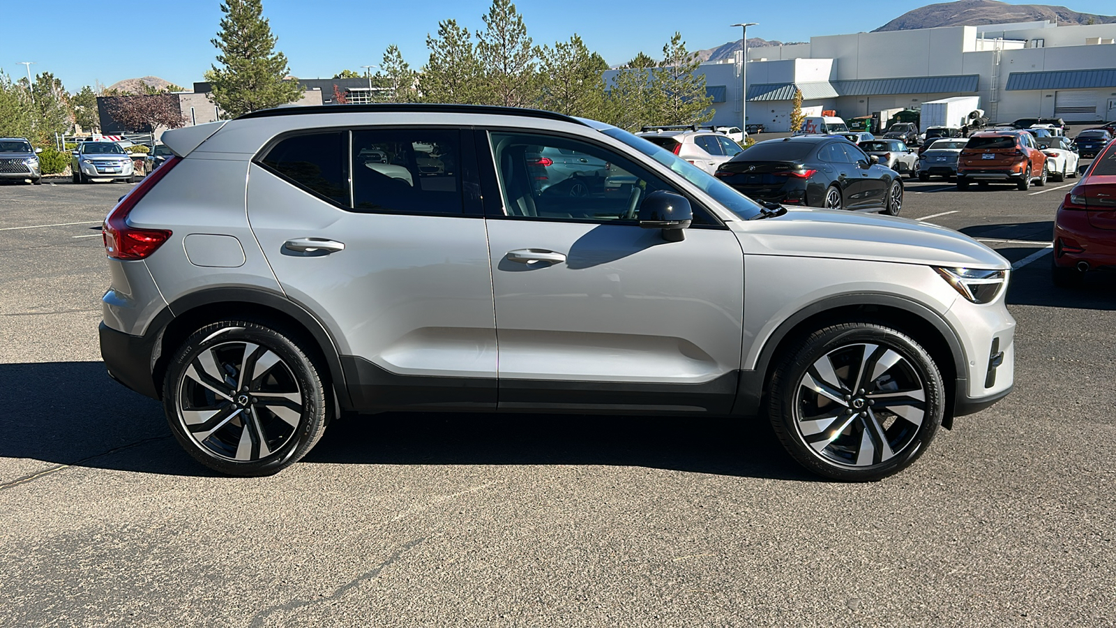 2025 Volvo XC40 Plus Dark Theme 8