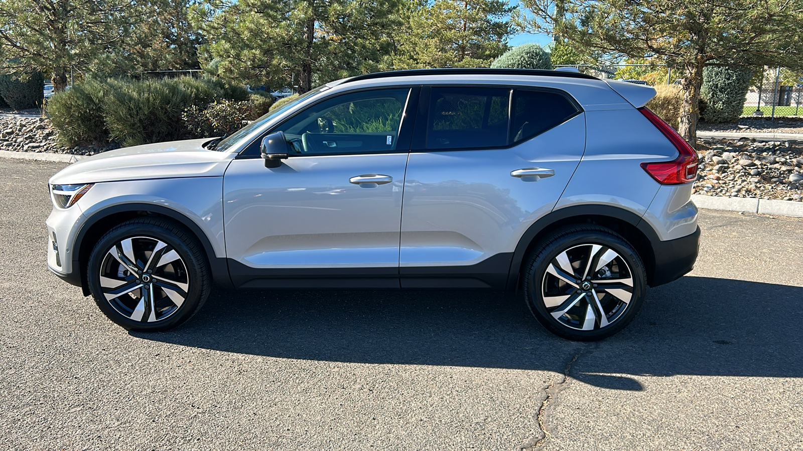 2025 Volvo XC40 Plus Dark Theme 11