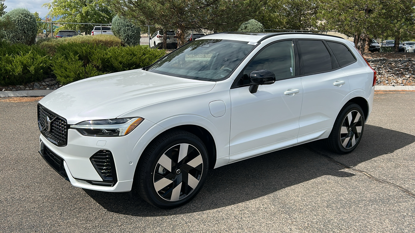 2025 Volvo XC60 Plug-In Hybrid Plus 2