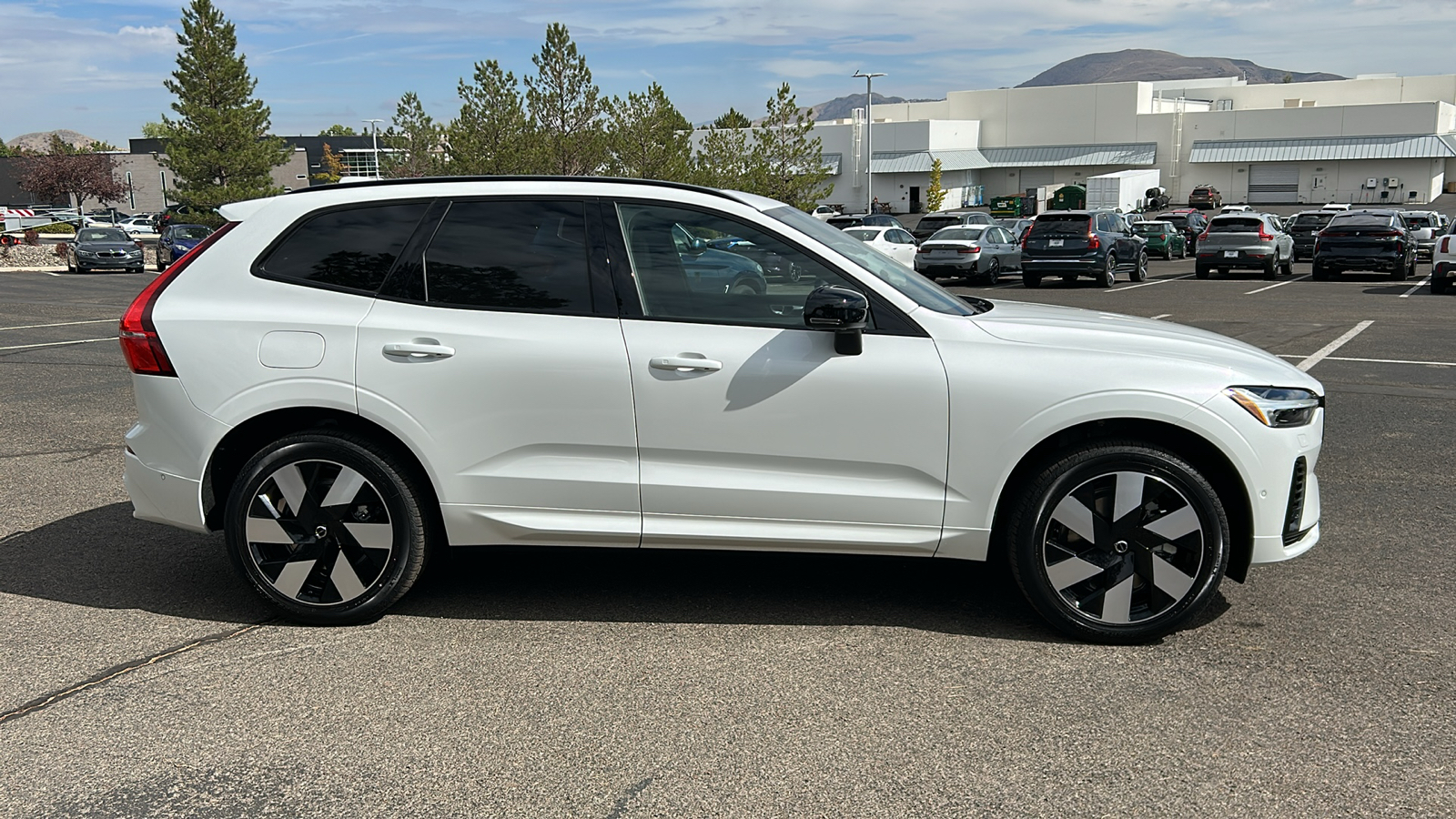 2025 Volvo XC60 Plug-In Hybrid Plus 8