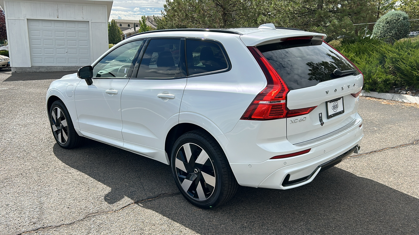 2025 Volvo XC60 Plug-In Hybrid Plus 10