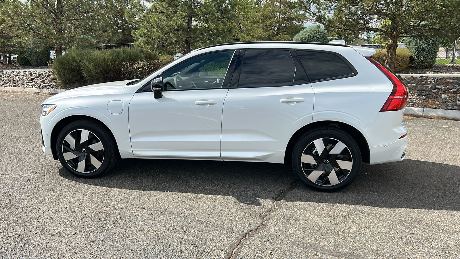 2025 Volvo XC60 Plug-In Hybrid Plus 11