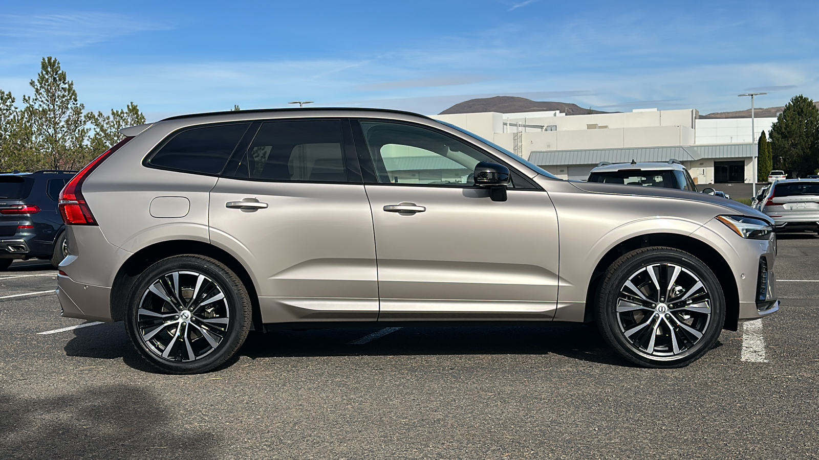 2025 Volvo XC60 Plus 8