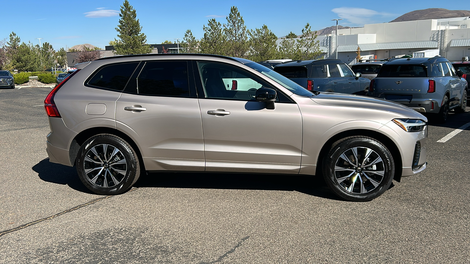 2025 Volvo XC60 Core 8