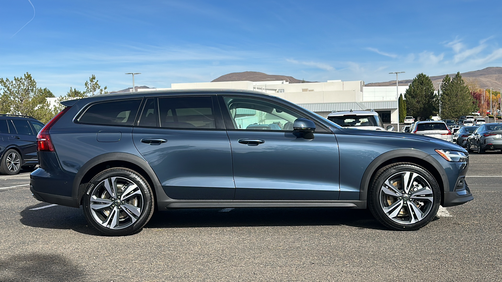 2025 Volvo V60 Cross Country Plus 8