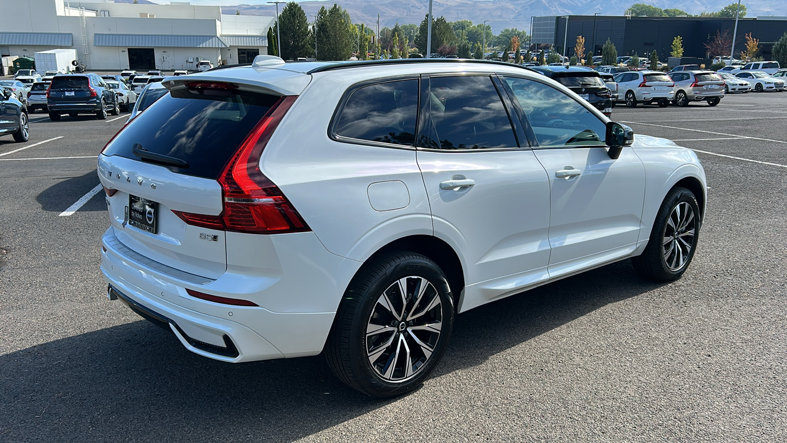 2024 Volvo XC60 Core Dark Theme 6