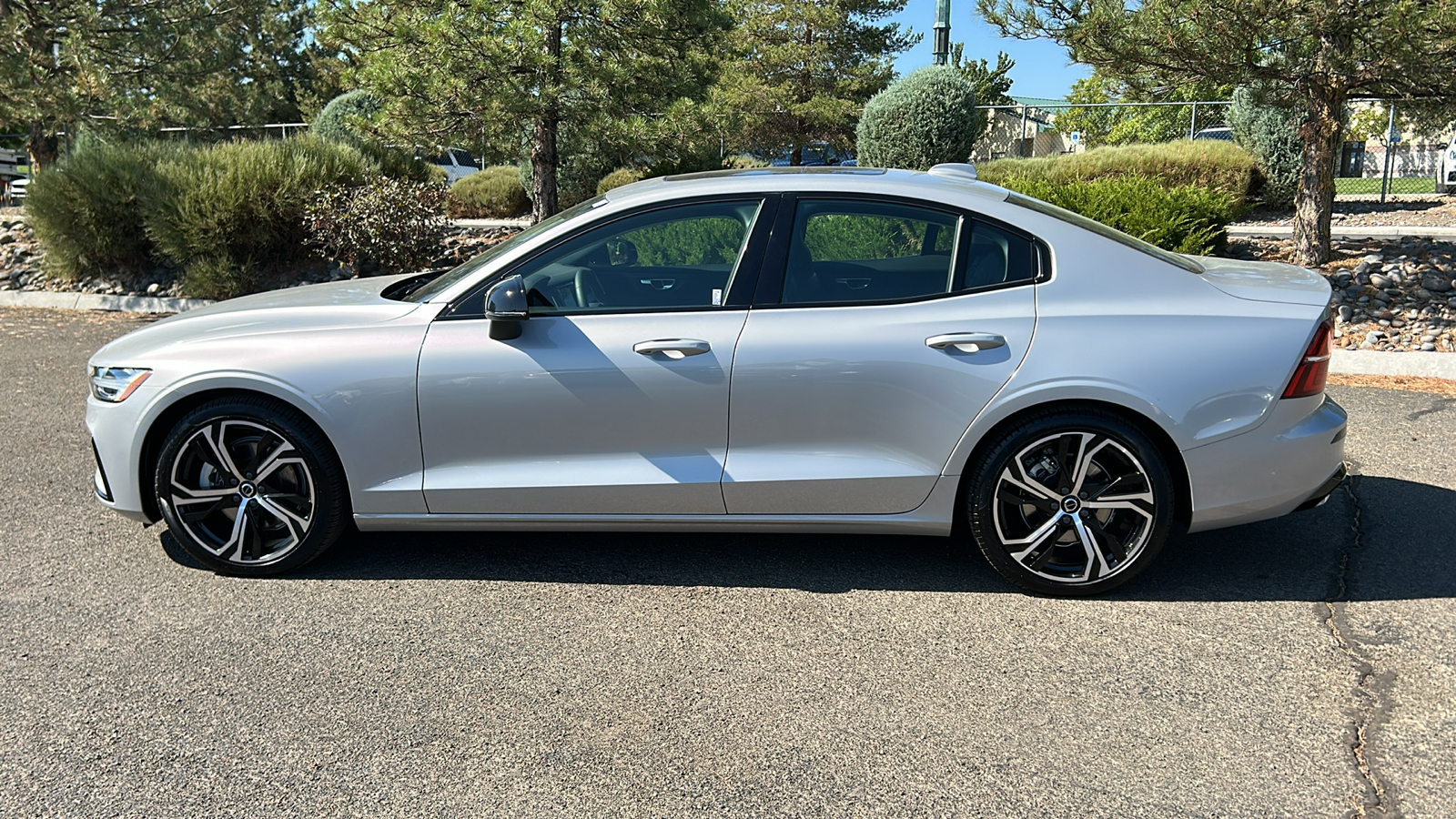 2024 Volvo S60 Core Dark Theme 10